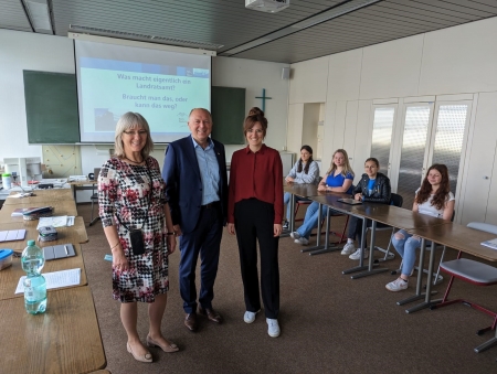 Schulleiterin Susanne Tietje-Groß (links) und Lehrerin Sarah Bugdoll (rechts) begrüßen im Beisein der Schülerinnen und Schüler Landrat Christoph Rüther zu seiner ersten Schulstunde © Kreis Paderborn